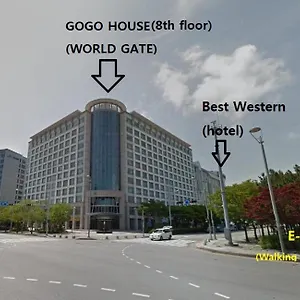2* Pensión Airport Gogo House